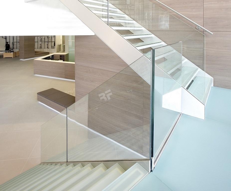 Escalera de diseño con barandilla de cristal